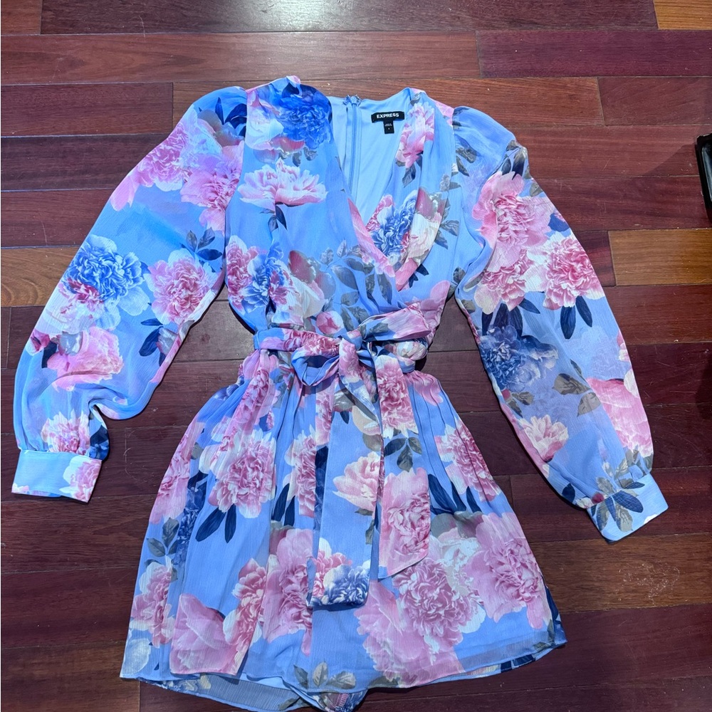 💙 EXPRESS 💙 Blue Floral Romper Size Small
